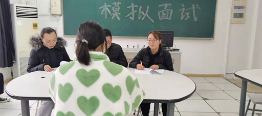 经济与管理系举办“展示自我，成就梦想”模拟面试比赛