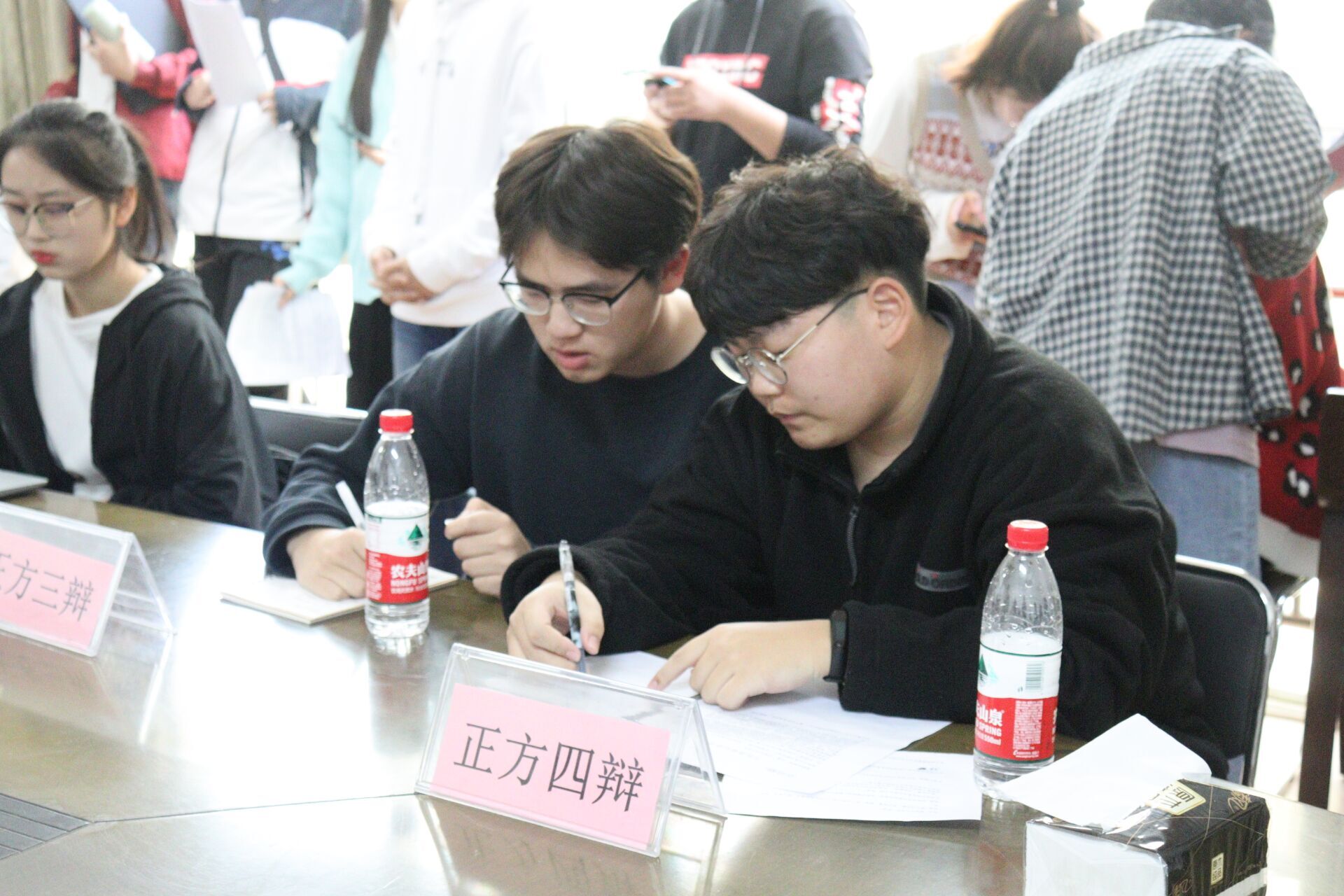 群雄舌战展雄风争锋相对辩天下