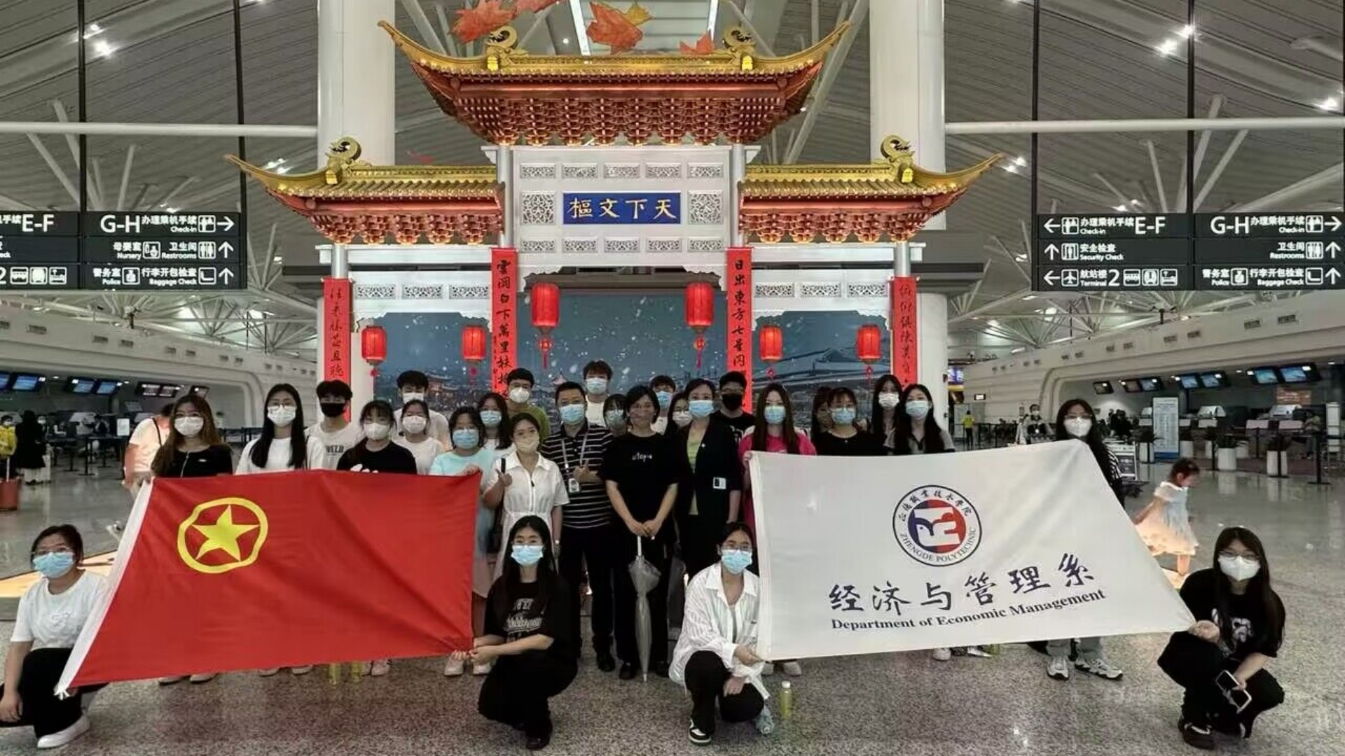 经济与管理系赴蔚蓝时代集团 开展“学习二十大、奋斗向未来”信仰公开课