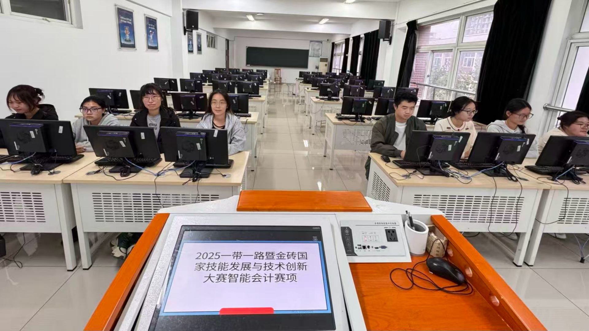经济与管理系两支队伍在2025一带一路暨金砖国家智能会计赛项中斩获佳绩