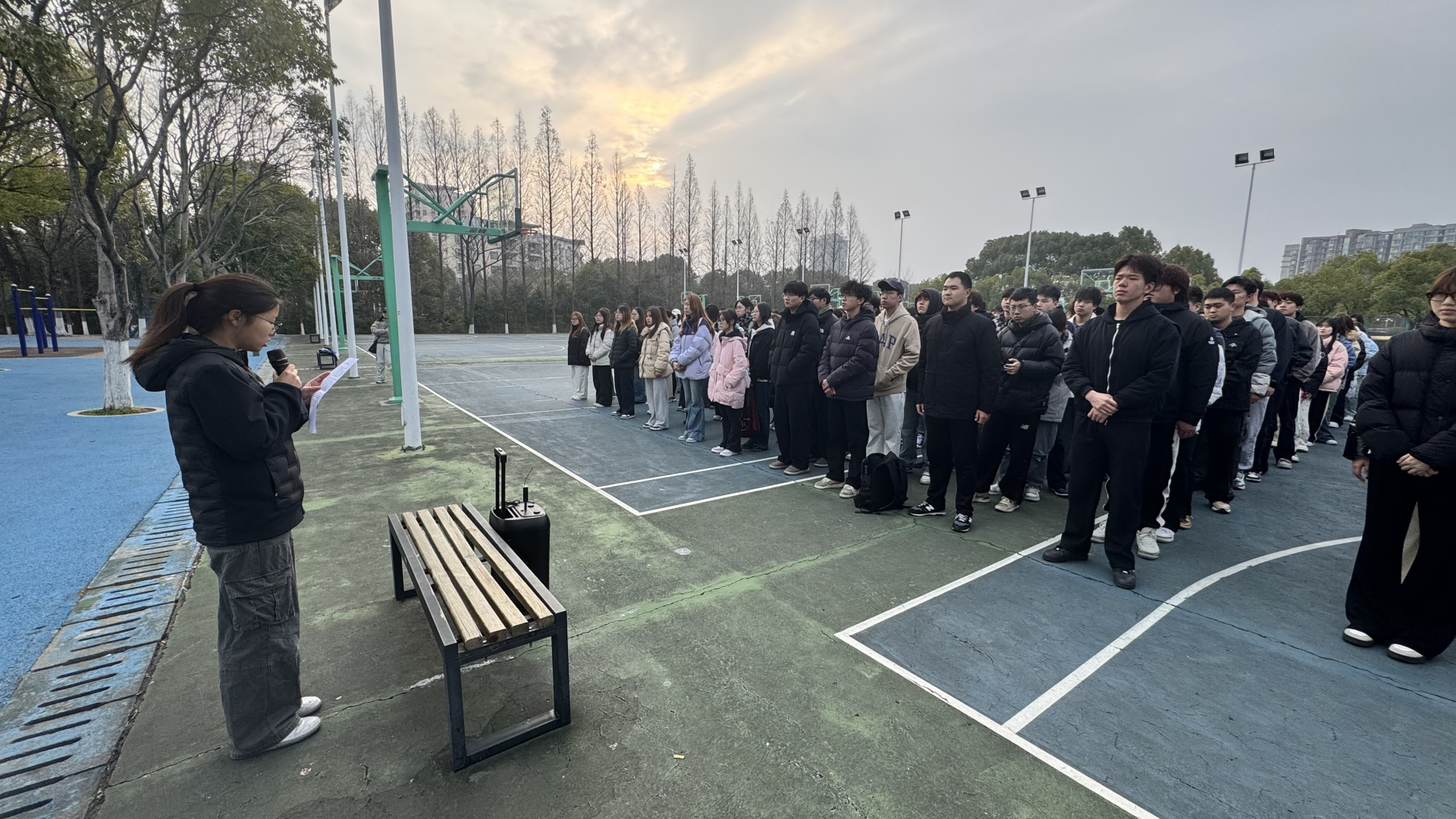 经济与管理系举行“绿动未来，你我共植”主题升旗仪式