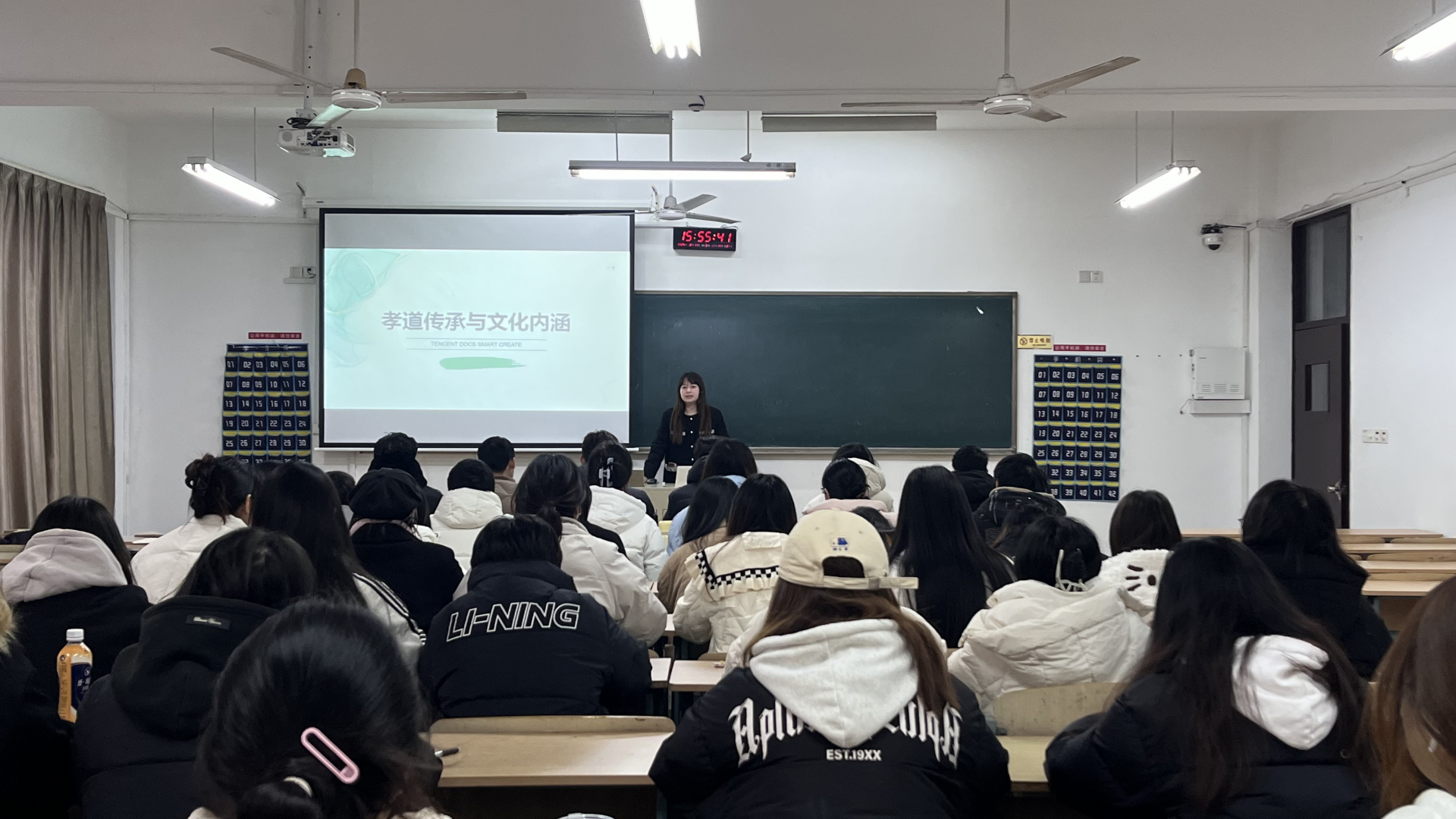 经济与管理系开展“弘扬孝德自信，点亮青春之光”主题班会