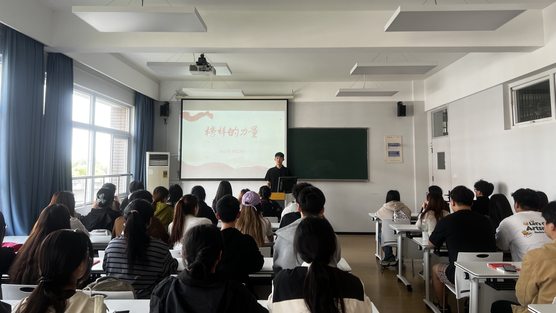 经济与管理系组织开展“榜样的力量”优秀学生代表分享会