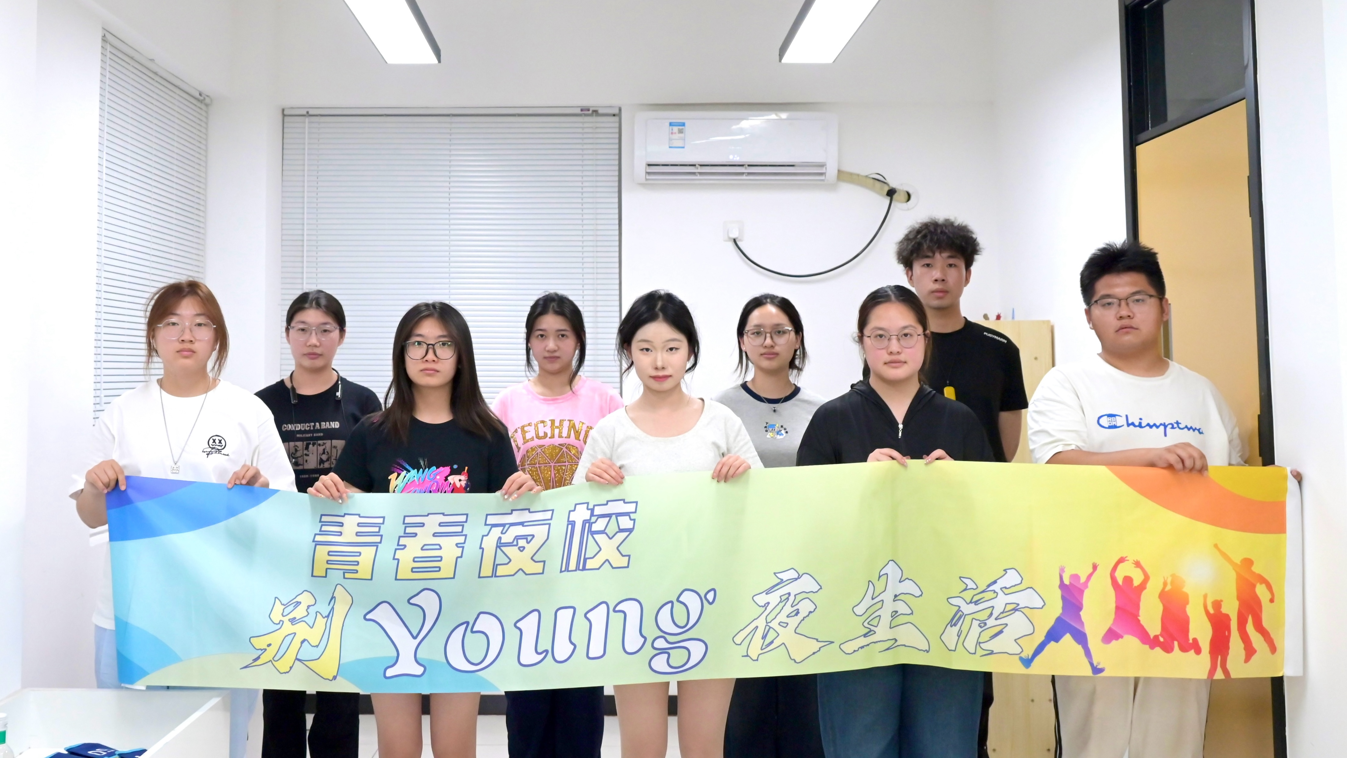 “镜头聚焦青春，影像定格成长”——“一站式”学生社区青春夜校摄影技术课闪亮登场