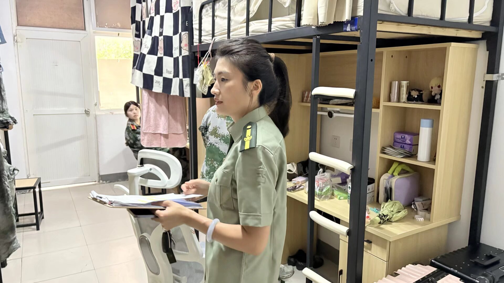 教官示范内务整理，辅导员深入宿舍话成长
