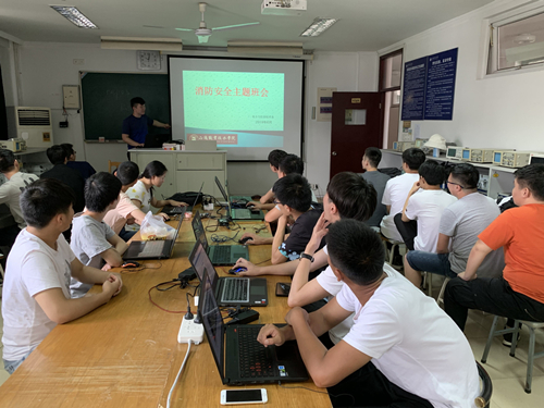 电子与信息技术系召开大学生消防安全教育主题班会_副本.jpg 电子与信息技术系召开大学生消防安全教育主题班会_副本.jpg