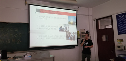李经理进行宣讲介绍_副本.jpg 李经理进行宣讲介绍_副本.jpg