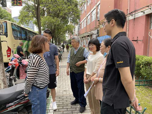 系领导现场与企业专员沟通_副本.jpg