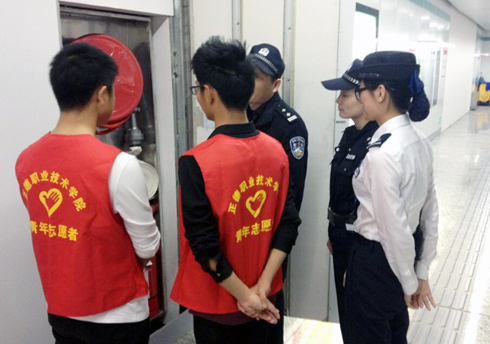 我院志愿者参加岗前培训.jpg