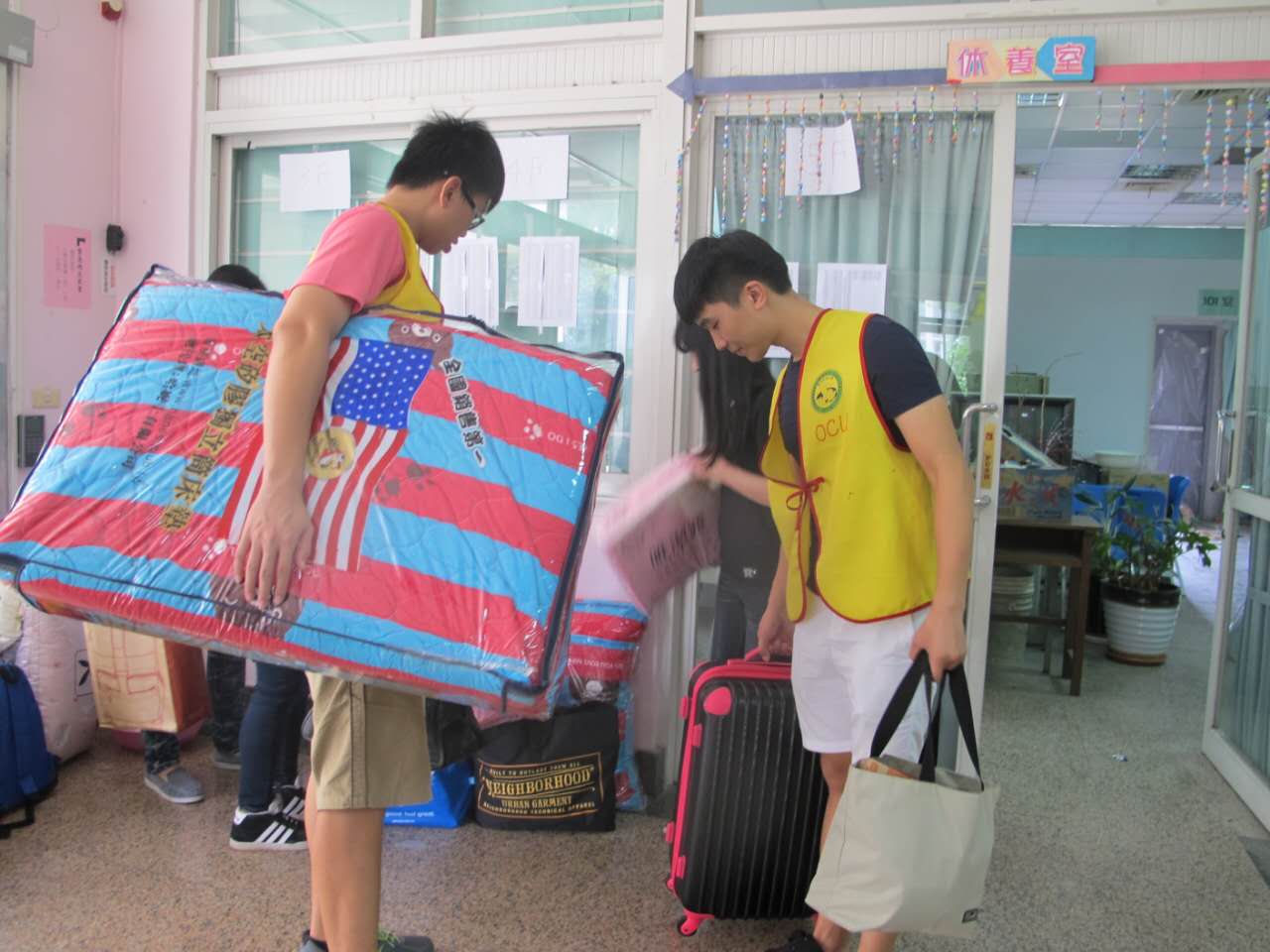 我院赴台学习学生在台湾高校迎新日作为志愿者为新生服务.jpg