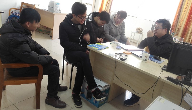 杨立生老师鼓励学生认真学习.jpg