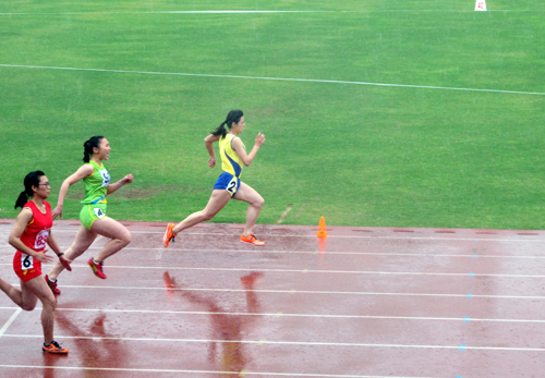 我院吴丽晴同学(前)在风雨中冲刺100米比赛项目.jpg