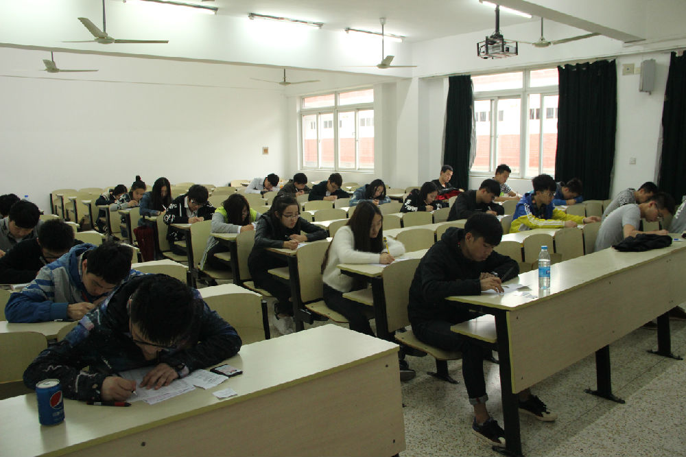 图为4月23日比赛现场我院学生认真答题.JPG