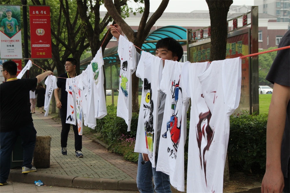 选手们欣喜展示自己作品.JPG
