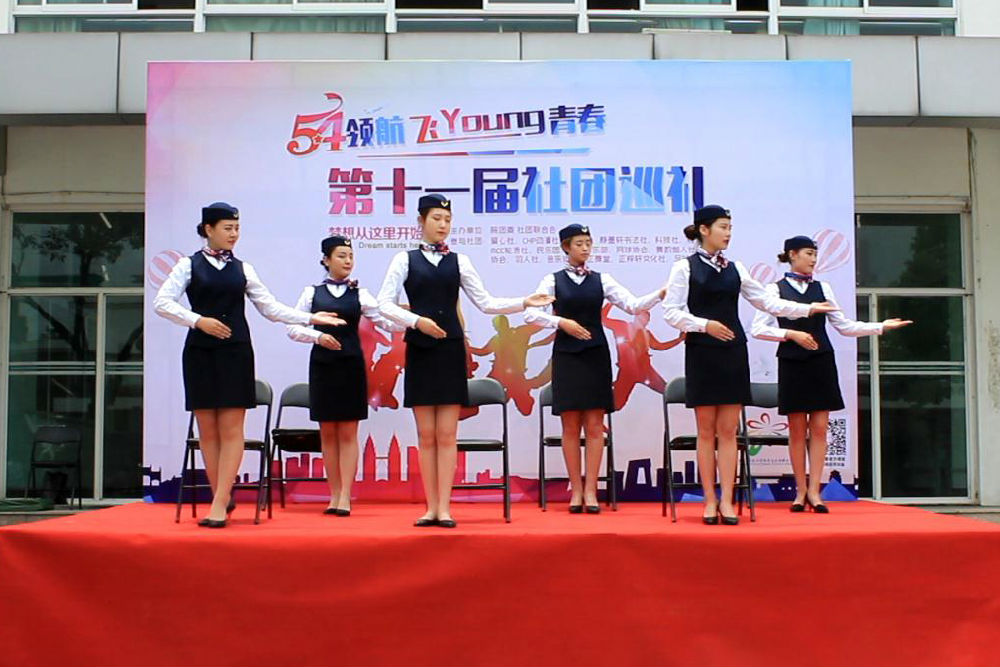 1礼仪社带来礼仪秀.JPG