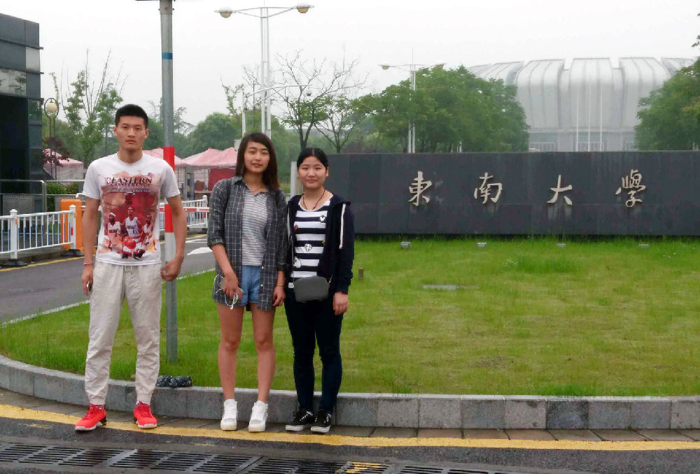 我院三名参赛学生在本次比赛考点前合影(右一为韩雪静同学).jpg