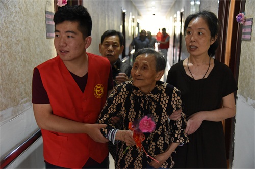 4同学们帮助老人回房间 .JPG