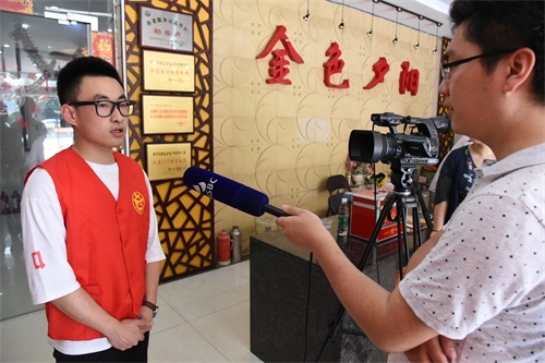 5王一鸣同学接受江苏卫视采访.JPG