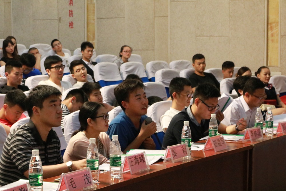 评委与学生交流.JPG
