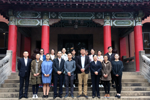 段焱副主任与刘阳老师和同学们合影.jpg