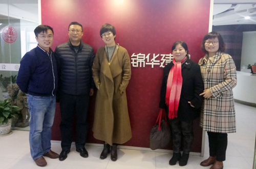 锦华装饰公司丁总(左三)热情接待.jpg