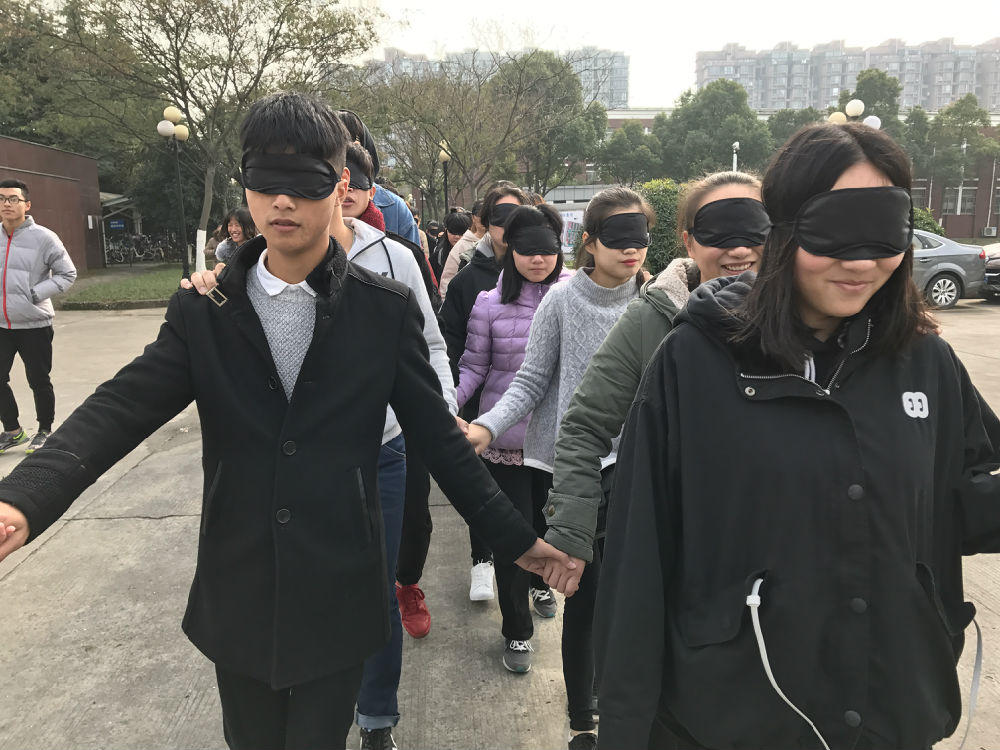 1同学们互相信任体验盲行。.JPG