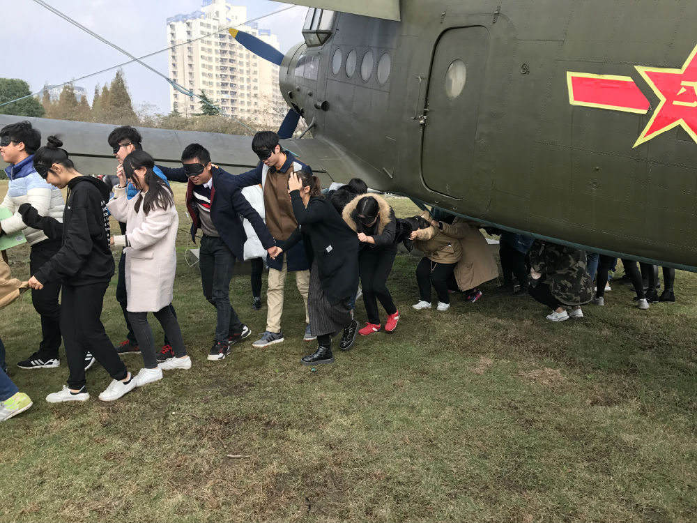 同学们正在通过盲行活动中的障碍——“钻飞机“.JPG