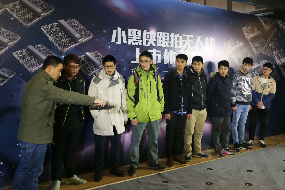 图二王子煊老师为到场的同学的演示“小黑侠”.jpg
