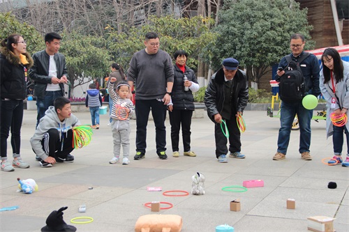 图一 义卖互动现场.JPG