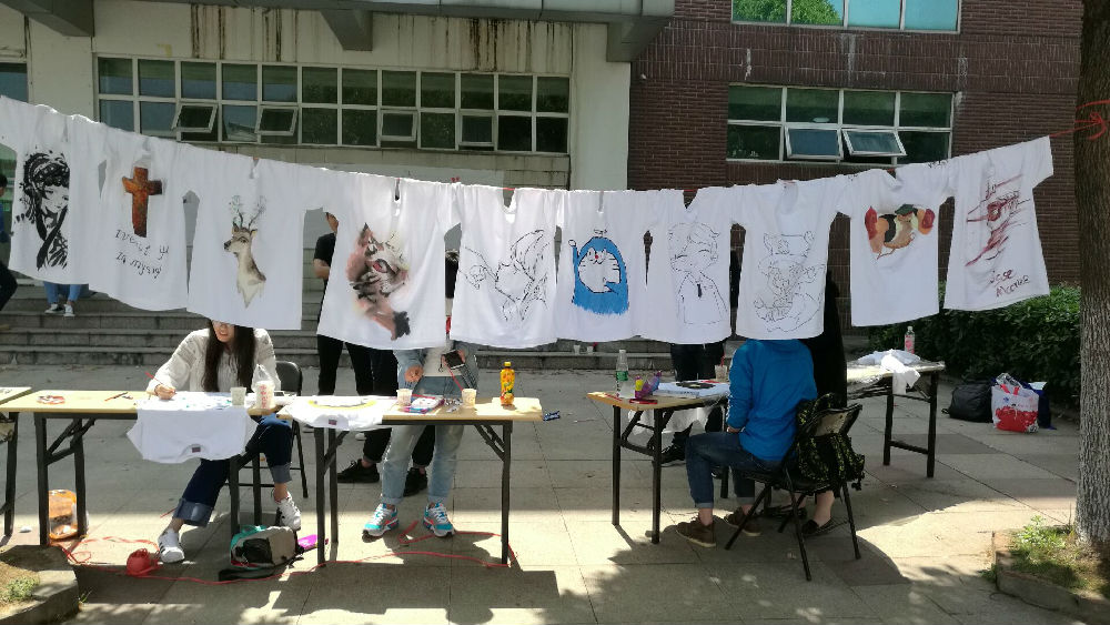 图一 各种手绘文化衫作品展示了我院学子的艺术才华.jpg