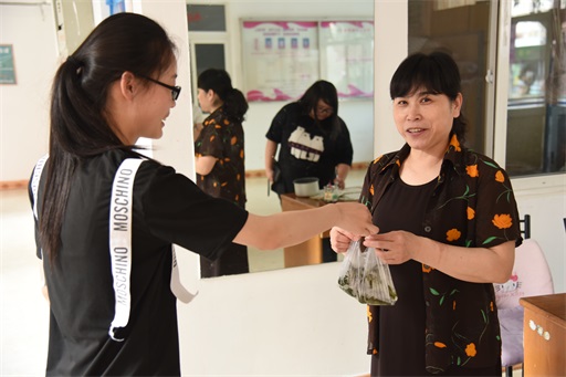 图三 大家把粽子送给宿管阿姨 .JPG