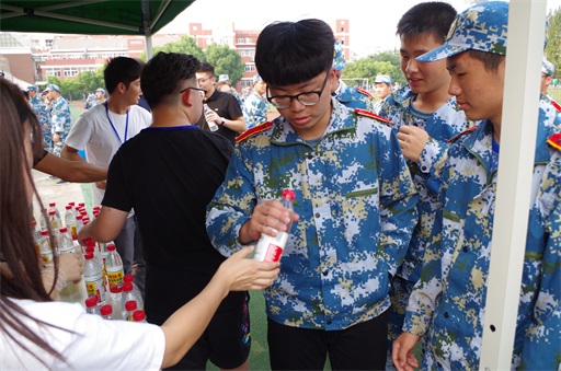为同学发水.JPG