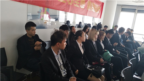 同学们在认真聆听.jpg