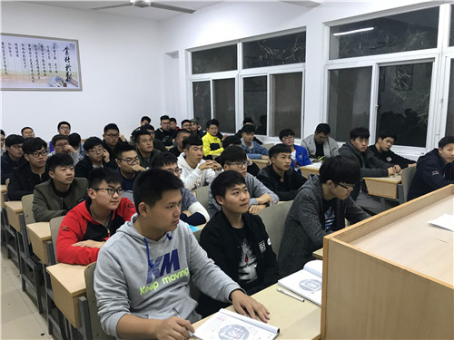 学生在新建的本科班教室集中自习.jpg