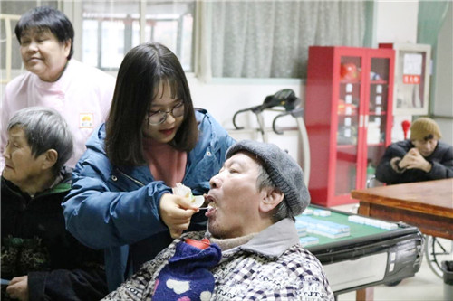 志愿者喂老人吃蛋糕.jpg