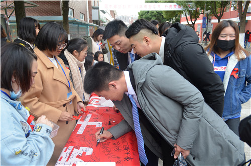 路过的同学在横幅上签下自己的名字.jpg