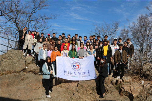 登顶后我系学生会成员合影留念.jpg