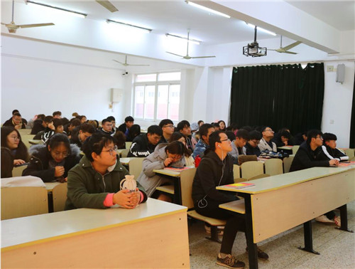 同学们认真听讲.jpg
