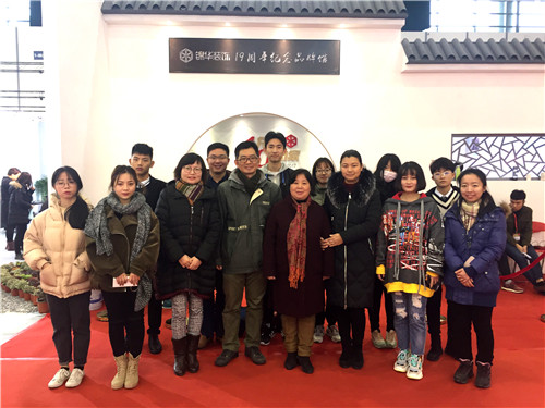 师生与锦华领导在纪念品牌馆前合影.jpg