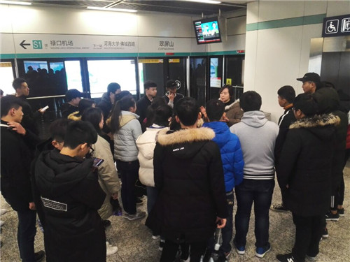 参观地铁车站设施.jpg