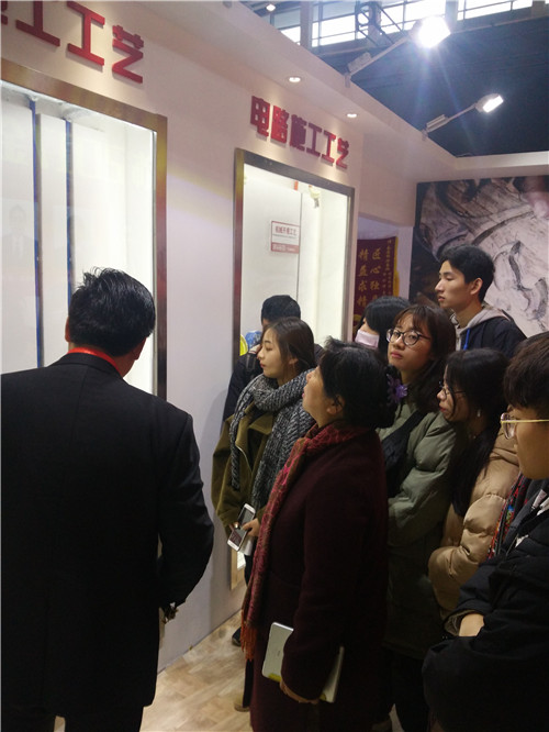 参观工艺区.jpg