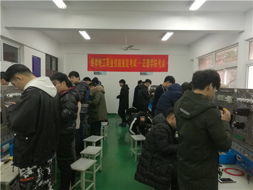 同学们在制作电工产品.jpg