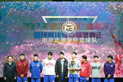 111队员颁奖_副本.jpg