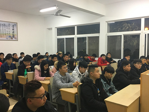 学生认真听讲_副本.jpg