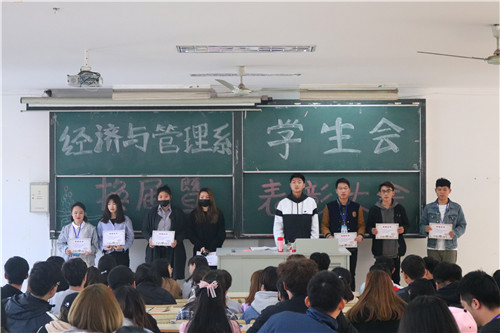 优秀干事获得者.jpg
