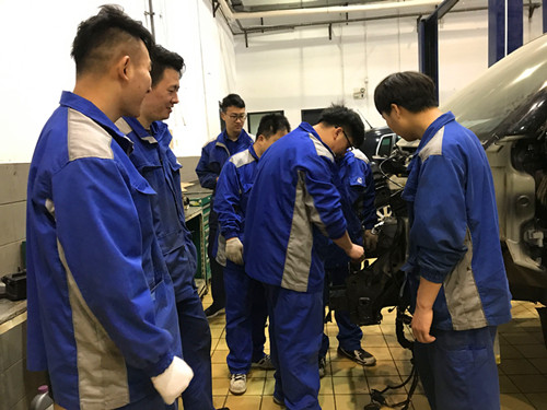 实习学生在维修操作_副本.jpg