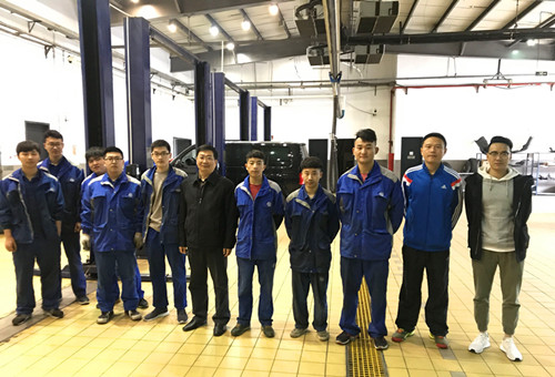 部分汽车工程系实习学生_副本.jpg