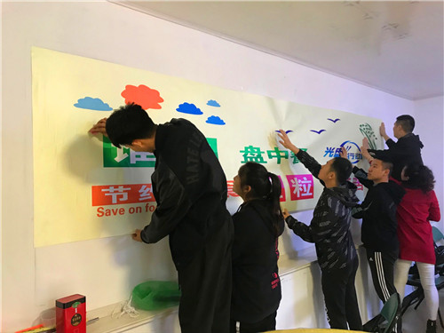 志愿者辛勤布置.jpg