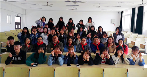 见面会结束后,系领导、导师和同学们合影留念.jpg