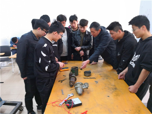 学生进行启动机检测项目实训.jpg